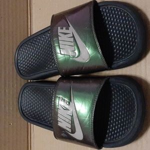 Men size 10 Nike slides( shoes)